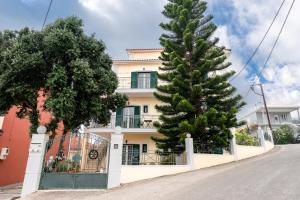 a christmas tree in front of a house at Naftilos Studios in Lourdata