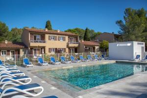 聖拉斐爾的住宿－SOWELL Family Riviera，一个带躺椅的游泳池以及一座房子