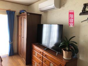 Ein TV auf einer Kommode mit einer Anlage in der Unterkunft Kamogawa - House - Vacation STAY 9977 in Kamogawa