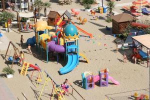 una vista aerea di un parco divertimenti con un parco giochi di Hotel Barca D'Oro a Bellaria-Igea Marina