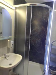 W łazience znajduje się umywalka i prysznic. w obiekcie Apartamenty Z Widokiem Na GÓRY w Bukowinie Tatrzańskiej