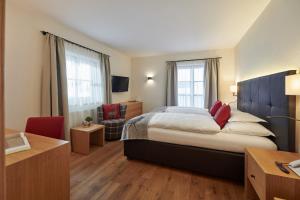 A bed or beds in a room at Hotel Garni Schneider