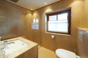 A bathroom at Hotel Garni Schneider