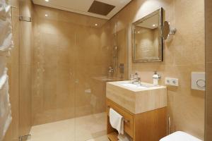 A bathroom at Hotel Garni Schneider