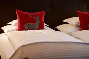 A bed or beds in a room at Hotel Garni Schneider