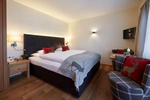 A bed or beds in a room at Hotel Garni Schneider