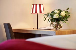 A bed or beds in a room at Hotel Garni Schneider