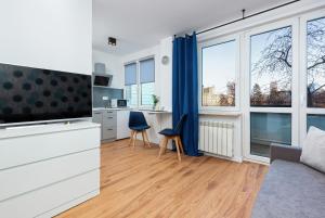uma cozinha e sala de estar com uma grande janela em Apartments Pańska Warsaw by Renters em Varsóvia