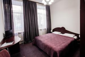 Postel nebo postele na pokoji v ubytování Discovery Hotel