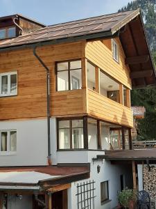 una casa construida con madera en Faltenbach Ferienwohnungen in Oberstdorf, en Oberstdorf