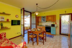 A kitchen or kitchenette at Villaggio dei Fiori - Viola - Gardagate