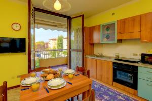 A kitchen or kitchenette at Villaggio dei Fiori - Viola - Gardagate