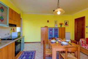 A kitchen or kitchenette at Villaggio dei Fiori - Viola - Gardagate