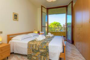 A bed or beds in a room at Villaggio dei Fiori - Viola - Gardagate