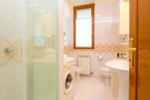 A bathroom at Villaggio dei Fiori - Viola - Gardagate