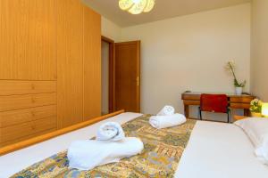 A bed or beds in a room at Villaggio dei Fiori - Viola - Gardagate