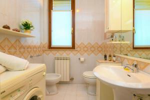 A bathroom at Villaggio dei Fiori - Viola - Gardagate