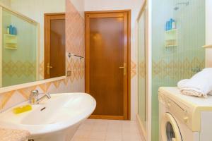 A bathroom at Villaggio dei Fiori - Viola - Gardagate