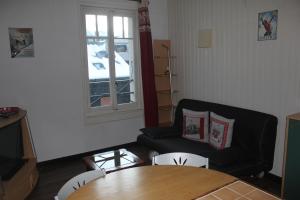 a living room with a table and a couch at Appartement Le Savoisien in Chamonix