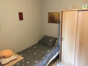 a bedroom with a bed with stars on the wall at Knus appartement met zijdelings zeezicht in Ostend