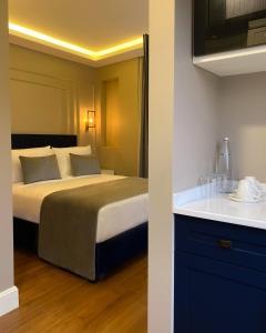 Habitación de hotel con cama y lavabo en Ozkaya Apartments Galata, en Estambul
