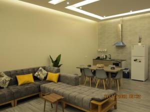 sala de estar con sofá y mesa en استراحة منتجع بالى, en Yeda