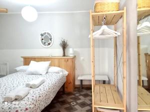 1 dormitorio con litera y escalera en Apartamento Rural La Cascada de Calmarza, en Calmarza