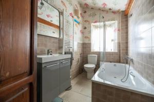 La salle de bains est pourvue d'une baignoire, d'un lavabo et de toilettes. dans l'établissement Boutique House Alzira, à Alzira