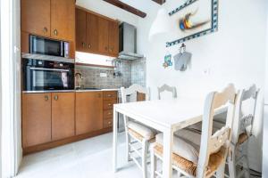 kuchnia z białym stołem i krzesłami w obiekcie Boutique House Alzira w mieście Alzira +5 zdjęć