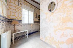 łazienka z żółtą i niebieską tapetą oraz grzejnikiem w obiekcie Boutique House Alzira w mieście Alzira