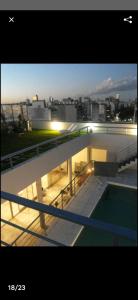 un edificio con piscina in cima di Barrancas de Madero a Buenos Aires