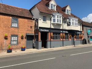 un edificio al lado de una calle en The Half Moon Inn, en Woking