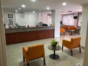 um lobby de um hospital com cadeiras e um balcão em Colon Plaza Hotel em Tumaco