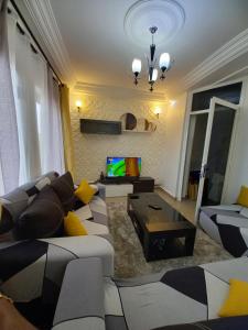 - un salon avec un canapé et une télévision dans l'établissement Appart MKD Mixta, à Dakar