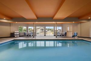 a large pool with blue water in a house at La Quinta Inn & Suites by Wyndham Springfield in Springfield