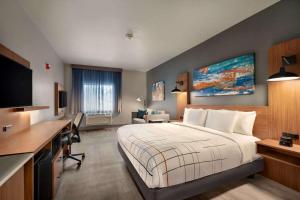 Säng eller sängar i ett rum på La Quinta Inn & Suites by Wyndham Springfield