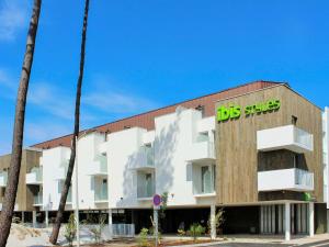 un bâtiment muni d'un panneau indiquant les sites des dB dans l'établissement ibis Styles Arcachon Gujan Mestras, à Gujan-Mestras