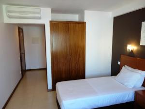 Postel nebo postele na pokoji v ubytování Inn Luanda