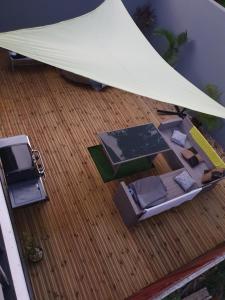 圣路易斯Maison lyam的木甲板上的船型