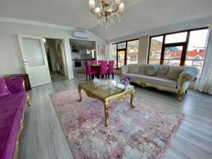 Ein Sitzbereich in der Unterkunft Trabzon Seaside
