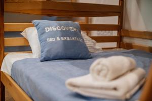 Postel nebo postele na pokoji v ubytování Discovery Hotel