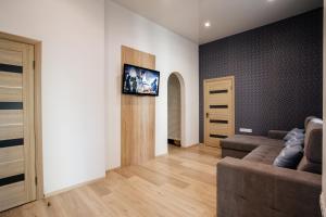 TV a/nebo společenská místnost v ubytování Discovery Hotel
