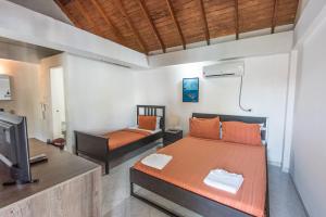 Ένα ή περισσότερα κρεβάτια σε δωμάτιο στο Sunset Hotel