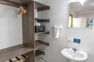 uma casa de banho com um lavatório e um espelho em Sunset Hotel em San Andrés