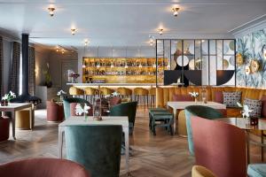 um restaurante com mesas e cadeiras e um bar em Erinvale Estate Hotel & Spa em Somerset West