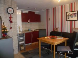 cocina y sala de estar con mesa en Ferienhaus 1 en Elbingerode