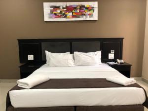Palm Kalash Hotel tesisinde bir odada yatak veya yataklar
