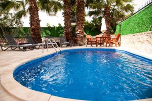 Bazén v ubytování Dadya Villa 1 - Villa with private pool - 750m distance to the beach nebo v jeho okolí