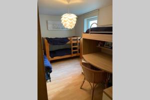 um quarto com um beliche, uma mesa e cadeiras em Two bedroom apartment - 50 meters from beach and KYC em Koksijde