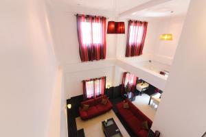 uma vista superior de uma sala de estar com mobiliário vermelho em Inn Luanda em Luanda